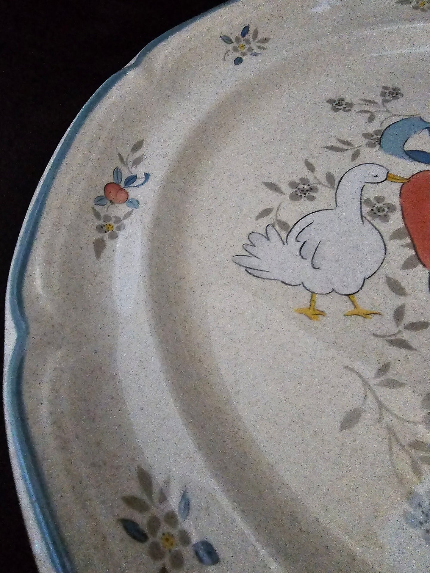 Marmalade Dinner Plate from International Tableworks-Vintage (1980s). Speckled Cream Stoneware with Geese and Fruits Motif in Red and Blue.