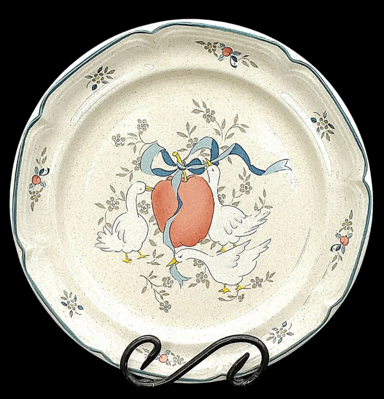 International Tableworks Marmalade pattern dinner plate. Decal shows three white geese with a red apple and blue ribbon.